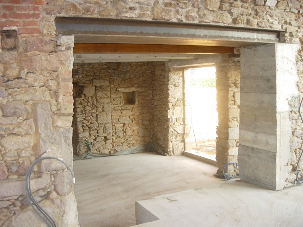 Ouverture de mur en pierre, en béton à Aumont-Aubrac